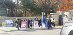 같은 시간 국회 정문앞에서는 대한간호조무사협회와 대한의사협회 관계자들이 간호법 제정에 반대하는 1인 시위를 이어갔다.