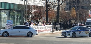 협회는 1일 오전, 국회 정문 앞을 중심으로 인근 현대캐피탈빌딩과 금산빌딩 등에서 간호법 제정과 불법진료ㆍ불법의료기관 퇴출을 촉구하는 긴급기자회견을 개최했다.
