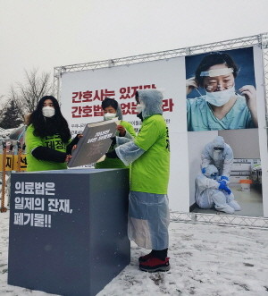 대한간호협회가 지난해 11월 간호법 제정 촉구 전국 간호사 결의대회를 시작으로, 두 달 가까이 국회 앞에서 간호법 제정 촉구 집회를 이어가고 있다. 