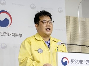 논란이 많았던 실외 마스크 착용 의무가 다음달 2일부터 완화된다. 방역당국의 이 같은 완화 조치가 인수위와의 새로운 갈등을 야기할 수 있다는 점에서 또 다른 논란이 제기되고 있다.