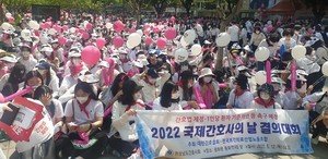 대한간호협회과 전국보건의료산업노동조합은 12일, 제51회 국제 간호사의 날을 맞아 서울 세종대로 사거리에 위치한 동화면세점 앞 광장에서 간호법 제정을 촉구하는 결의대회를 개최했다.