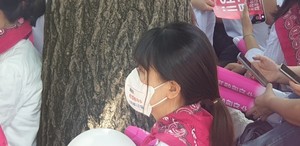 집회에 참여한 간호사들이 간호법 제정과 간호사 1인당 환자수 법제화, 불법진료 근절 등의 요구안을 담은 마스크를 쓰고 결의를 다졌다.
