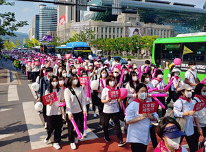 개회식 후 간협과 보건의료노조는 동화면세점 앞에서 연세재단 세브란스빌딩까지 약 3km 구간을 행진하며 간호법 제정을 촉구했다.