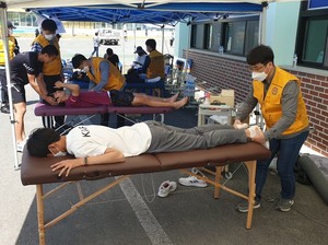 지난 11일 예천스타티움에서 개막한 '제51회 춘계 전국 중ㆍ고등학교 육상경기대회 겸 제10회 전국 초등학교 육상경기대회'가 15일 성황리에 막을 내린 가운데 물리치료사들이 자원봉사로 힘을 보탰다.