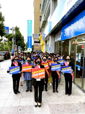 울산경남간호조무사회와 경상남도의사회는 5월 24일 저녁 7시부터 더불어민주당 경남도당 앞에서 ‘간호법 제정 저지를 위한 경남 의사-간호조무사 공동 궐기대회’를 개최했다고 밝혔다. 
