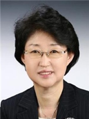 약사 출신 김승희 복지부 장관 후보자가 등장했지만, 약사사회에서는 기존보다 더 자중해야 한다는 목소리가 나오고 있다.