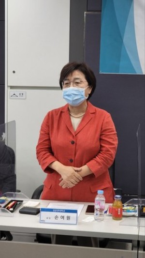 ▲ 손여원 회장은 한국에프디씨 규제과학회 춘계학술대회의 취지를 소개하고 있다.