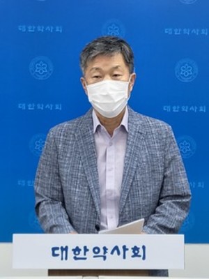 박상용 대한약사회 홍보이사는 13일, '민원 원스톱 전화' 사업에 대해 브리핑했다.