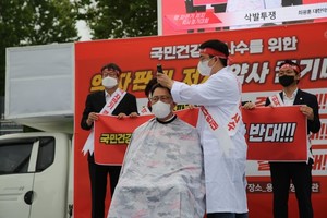 ▲ 최광훈 회장은 이날 삭발식을 진행하며 화상투약기 도입 반대 의지를 표출했다.