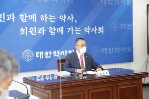 ▲ 대한약사회 최광훈 회장이 규제샌드박스 심의위원회의 화상투약기 시범사업  회원들에게 사과했다.