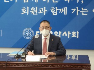 ▲ 대한약사회 최광훈 회장이 화상투약기 시범사업을 법으로 견제하겠다고 선언했다. 약사법 위반 여부를 따져 시범사업이 제대로 진행될 수 없도록 하겠다는 구상이다.