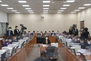 여야 대립으로 보건복지부 장관 임명이 계속해서 연기돼자 의약계는 모두 보건의료계 컨트롤타워가 필요하다고 지적했다.