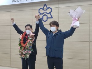 ▲  대한약사회 최광훈 회장과 약사의 미래를 준비하는 모임 장동석 회장의 관계가 연이은 논란 속에 파국으로 치닫고 있다.