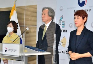 그동안 잠잠했던 코로나19가 다시 한 번 재유행되는 것이 기정사실 되자, 정부와 의료계가 대책 마련에 분주한 모습이다. 방역당국은 자발적 거리두기 가운데 취약계층 보호를 위한 4차접종ㆍ치료제 투입 등으로 적극 대응에 나섰고, 의협은 관련 권고문을 통해 주의를 당부했다.