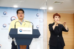 보건복지부는 22일부터 지정병상 외 일반 병상에 입원하는 코로나19 환자에 대해 신설되는 통합격리관리료를 적용한다고 밝혔다.