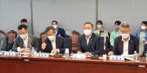 ▲ 지난 27일 국회의원회관에서 열린 ‘전라남도 의료사각지대해소를 위한 의대유치 방안’이란 토론회에 참석한 국회의원들은 전남지역 의대신설을 위해 총력을 기울이겠다는 뜻을 밝혔다.