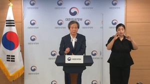 방역당국은 데이터에 기반한 전문가 의견이 방역정책에 충실히 반영되도록 하기 위해 방역 대응 컨트롤타워인 중대본 내 민간 전문가 역할을 강화하는 거버넌스 체계로 개편을 추진, 국가 감염병 위기대응 자문위원장으로 활동해 온 정기석 위원장을 ‘코로나19 특별대응단장’으로 임명했다.