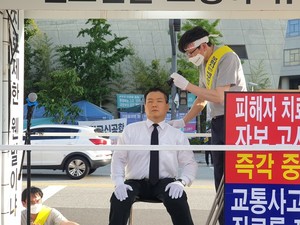 ▲ 허영진 부회장이 삭발을 감행하고 있다.