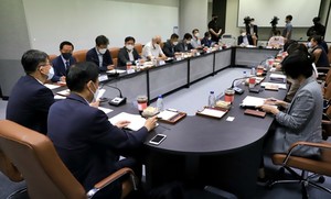 대형병원에서 근무 중이던 간호사가 뇌출혈 증상으로 쓰러진 뒤, 수술을 받지 못해 다른 병원으로 전원된 뒤, 사망한 사건에 대해 정부와 의료계가 관련 제도 및 정책 개선을 논의하는 자리를 마련했다.