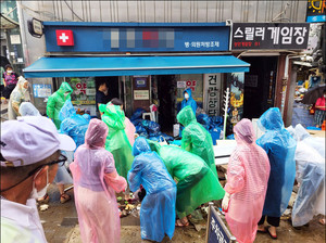 권영희 서울시약사회장은 침수 피해 약국을 방문해 현장 상황을 청취했다.