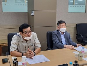 ▲ 한국약학교육평가원 정규혁 이사장(우)과 박영인 원장은 11일 기자간담회를 통해 약평원의 교육 평가인증기관 지정에 대한 의미를 설명했다.