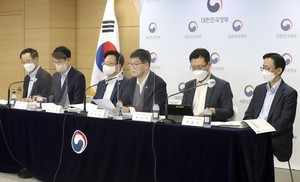 보건복지부는 지난 19일 새정부 업무계획을 윤석열 대통령에게 보고했다. 복지부는 촘촘하고 두텁게 사회적 약자를 보호하고, 국민건강과 삶의 질을 향상시키기 위해 6개 핵심과제를 집중 추진할 계획이다.