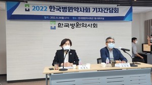 ▲ 한국병원약사회 이영희 회장(좌)은 전문약사 제도의 국가 단위 시행을 앞두고 기취득자에 대한 혜택을 마련하기 위해 노력 중이라고 밝혔다.