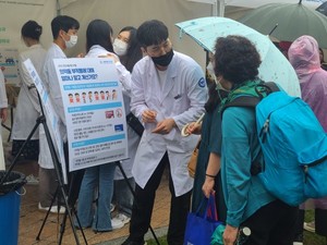 ▲ 건강서울페스티벌에 참여한 약사들은 시민들에게 의약품과 관련된 상담을 진행했다.