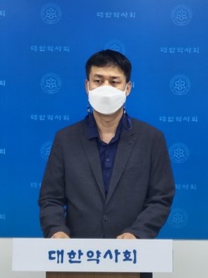 민필기 약국이사는 인슐린 문제와 관련된 약사 대상 설문조사 결과를 발표했다.