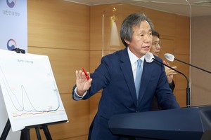 코로나19 특별대응단 정기석 단장은 14일 코로나19 정례브리핑에서 코로나19 백신이 독감 예방에도 도움이 된다는 일부 주장에 대해 “어떤 백신이 나왔을 때 다른 병에 도움이 된다는 백신은 없다”고 밝혔다.
