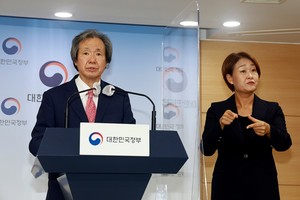 코로나19특별대응단 정기석 단장은 코로나19 정례브리핑에서 코로나19 비상 대응 체계를 일상 대응 체계로 전환할 시점이라고 밝혔다.