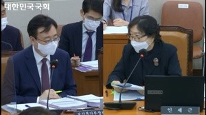 인재근 의원(오른쪽)이 조규홍 장관에게 질의하고 있다.