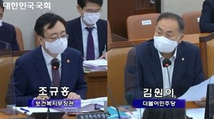 김원이 의원(오른쪽)이 발언하고 있다.
