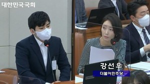 ▲ 닥터나우의 가이드라인 위반 사항에 대한 의원들의 질타가 쏟아졌다. 더불어민주당 강선우 의원(우)이 닥터나우 장지호 대표(좌)에게 약사법 위반 사례를 지적하고 있다.