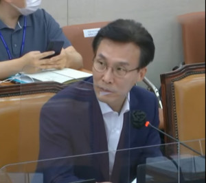 ▲ 김민석 의원이 감기약 수급 상황에 대해 질문했다.
