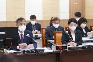 국회 보건복지위원회(위원회 정춘숙)는 13일 국민건강보험공단, 건강보험심사평가원에 대한 국정감사를 건보공단 원주 본부에서 진행했다.