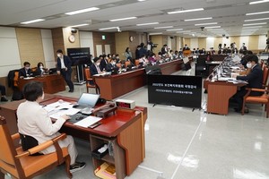 국회 보건복지위원회(위원회 정춘숙)는 지난 13일 국민건강보험공단, 건강보험심사평가원에 대한 국정감사를 진행했다. 이번 국정감사에서 여ㆍ야 의원들은 건보공단 횡령 사건에 대해 언급했다.