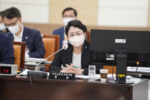 김선민 원장이 답변하고 있다.
