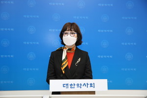 ▲ 대한약사회 김은주 부회장은 4년 만에 여는 전국여약사대회의 의미와 계획을 설명했다.