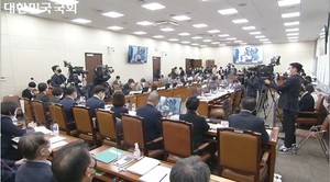 어렵게 시작된 국회 보건복지위원회(위원장 정춘숙)는 종합감사에선 질병관리청 백경란 청장의 주식 보유로 인한 이해충돌 논란과 더불어 식품의약품안전처 직원들이 제약사 주식을 보유하고 있는 것에 대한 집중 질타가 이어졌다.
