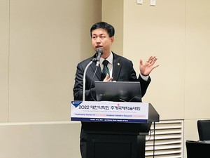 ▲ 민필기 이사는 초고령화시대에 맞춰 지역약국의 역할 확대를 고려해야 한다고 주장했다.