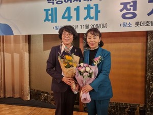 ▲ 덕성여대 약대 동문회는 15대 회장으로 김춘경(좌) 약사를 선출했다.