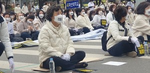 대한간호협회 신경림 회장은 “간호법은 국민이 정당하게 간호를 받을 수 있고 간호사가 최선을 다해 간호를 할 수 있는 근간이 되는 법”이라며 “간호법은 현 보건의료 질서를 정립하고 간호ㆍ돌봄에 대한 국민들의 절실한 요구에 부응하기 위한 필수불가결한 민행개혁 법안”이라고 역설했다.