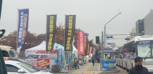 국회앞 의사당대로에서 간호법 제정을 촉구하는 대규모 집회가 개최된 가운데, 국회 정문 앞에는 여전히 간호법 제정과 철회를 촉구하는 깃발들이 엉켜 있었다.