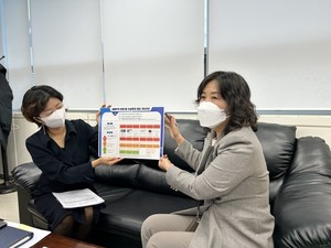 ▲식품의약품안전처 바이오의약품 품질관리과 김은주 과장(우)이 콜드체인 규정 개선안을 설명하고 있다.