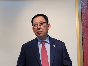 ▲ 최광훈 회장은 취임 1년을 맞이해 출입기자단과 약식으로 진행한 기자회견에서 약준모 이탈 사태에 대한 입장과 약사회 개혁에 대한 변함없는 의지를 밝혔다.