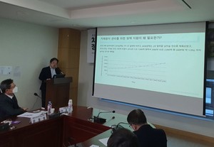 ▲ 대한신경과의사회 최호진 대외협력위원장(한양대 의과대학 신경과학교실)은 22일 ‘치매 문제의 선제적 대응을 위한 정책개선 토론회’에서 ‘치매 환자 관리를 위한 새로운 정책 방향의 필요성’이란 주제를 발표했다.