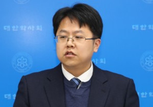 ▲ 강병구 동물약품 이사는 경기도 특사경의 동물약국 수사 결과를 발표하고 그 의미를 설명했다.