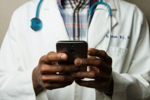 ▲ 전자의무기록시스템(EMR)인증 권한이 의료계에 부여하는 법안이 발의됐다. 이로 인해 비대면 진료 법제화 구도가 변화할 수 있다는 분석도 나오고 있다.