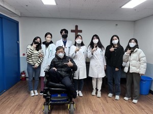 ▲ 약대생 동아리 늘픔은 지난 8일 샬롬의집에서 늘푸른 연대 행사를 진행했다.